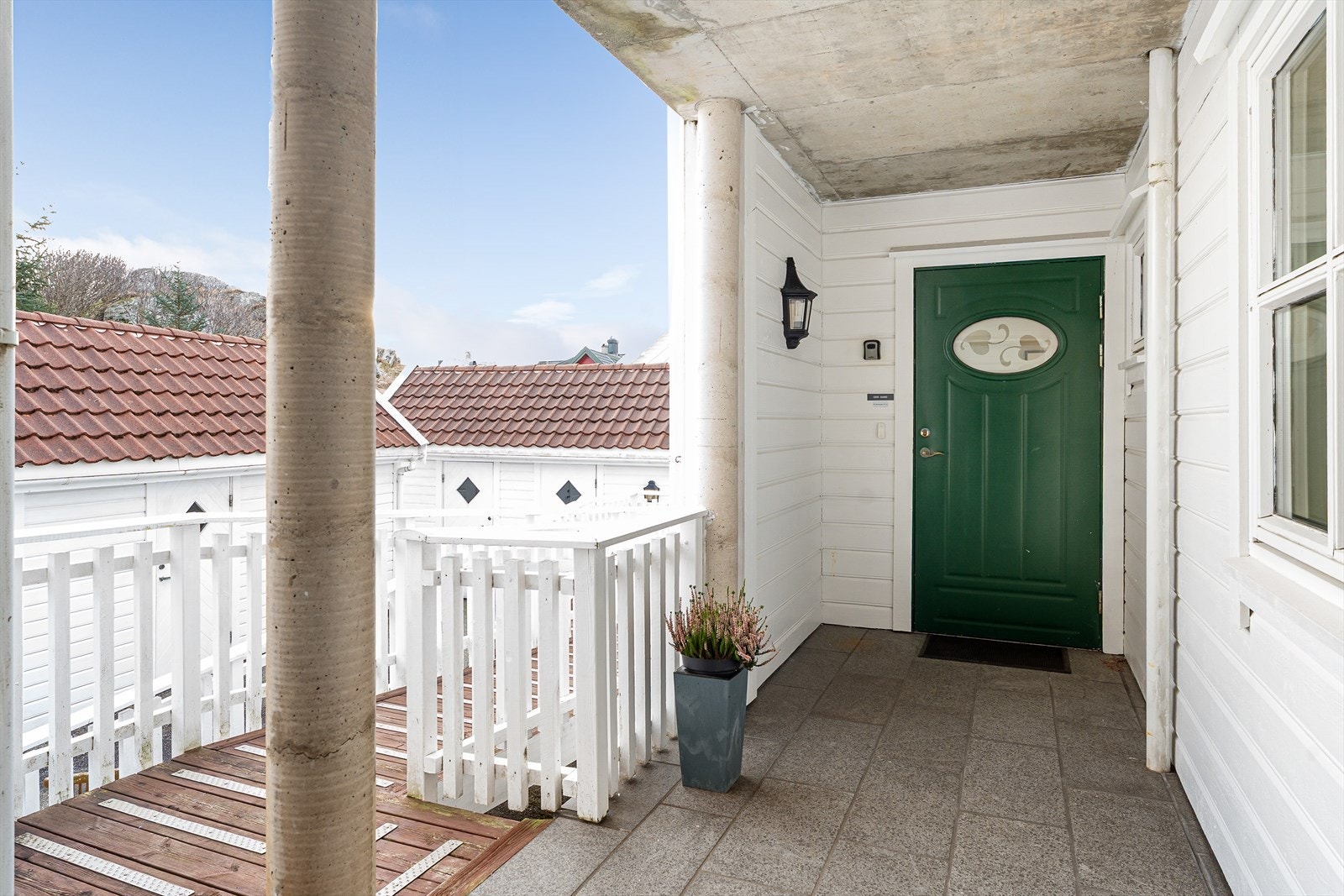 Leiligheten har et pent, overbygget inngangsparti - med en trappefri adkomst er dette en leilighet som passer for alle aldersgrupper! Galleribilde