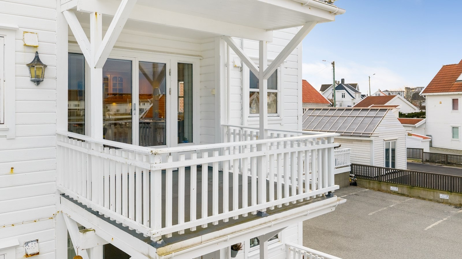 Balkongen har direkte adkomst fra stue/kjøkken - et ypperlig sted å tilbringe fine og varme vår- og sommerdager! Galleribilde