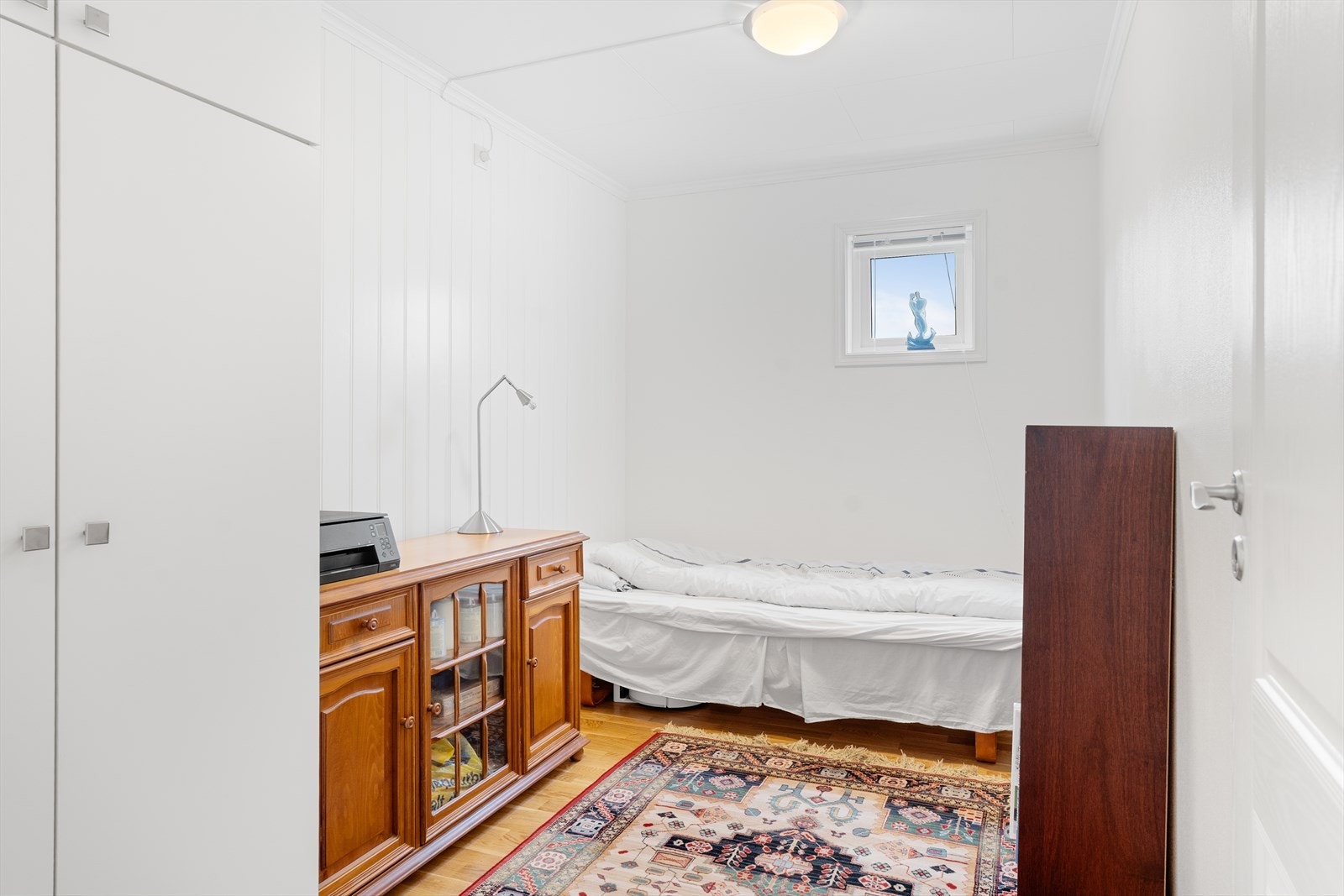 Leiligheten er opprinnelig godkjent med to store soverom, men det ene soverommet er delt opp i to mindre soverom, slik at det i dag er tre soverom totalt (soverommet på bildet har for lite vindu til at rommet er godkjent som rom for varig opphold) Galleribilde