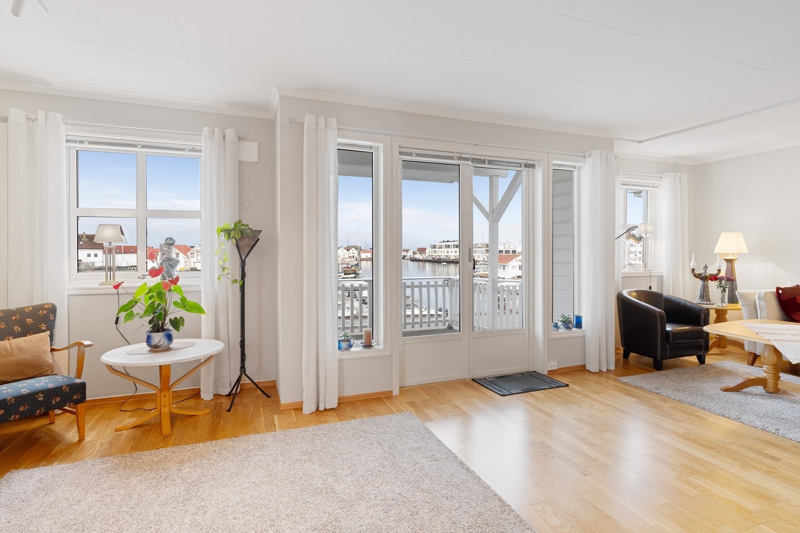 Leiligheten har vinduer med karmer av tre og isolerglass Galleribilde