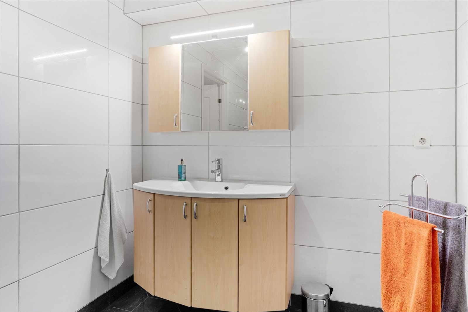 Badet har pen baderomsinnredning med mye oppbevaringsplass Galleribilde