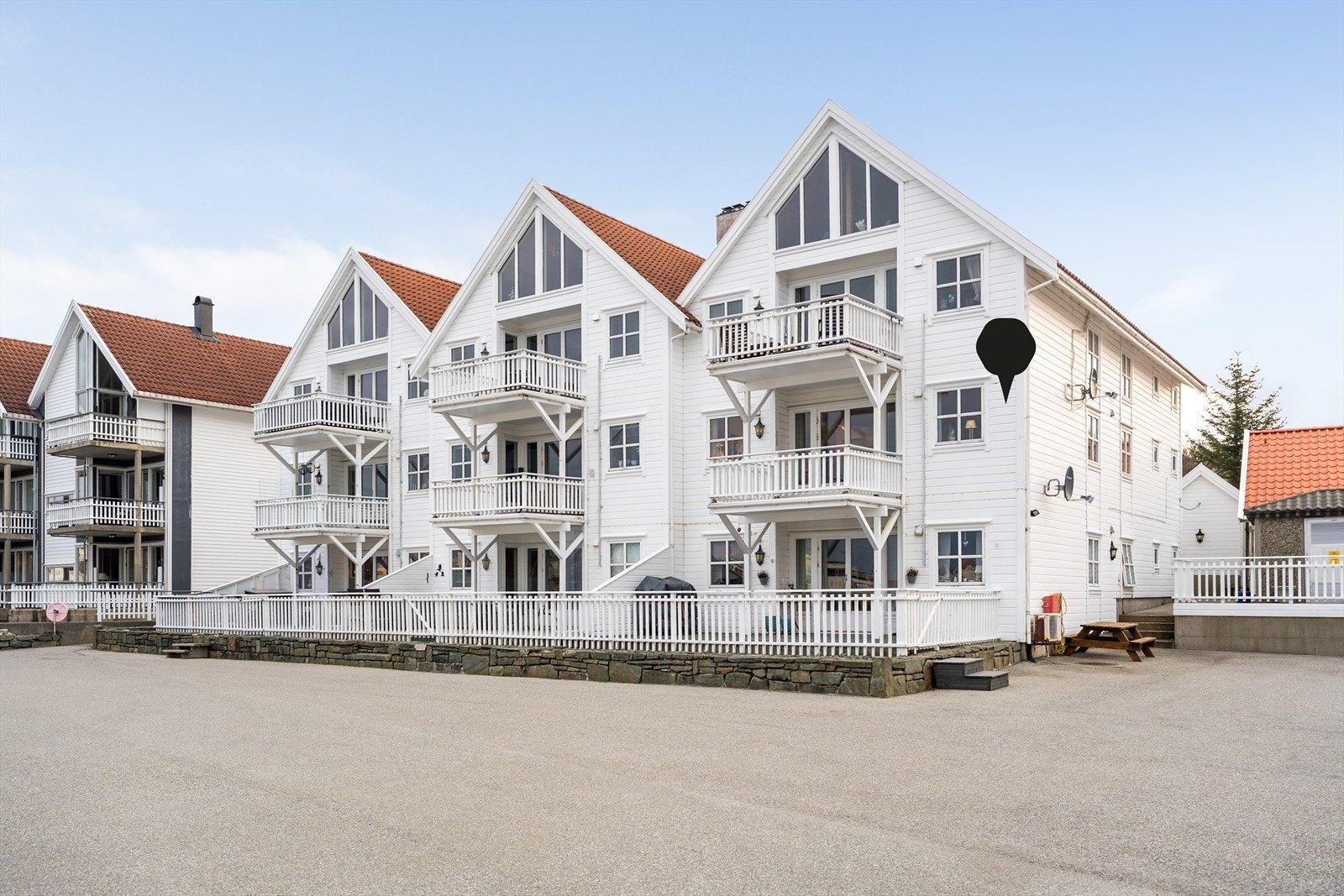 Leiligheten har en fin beliggenhet byggets i 2. etasje og har trappefri adkomst via rampe Galleribilde