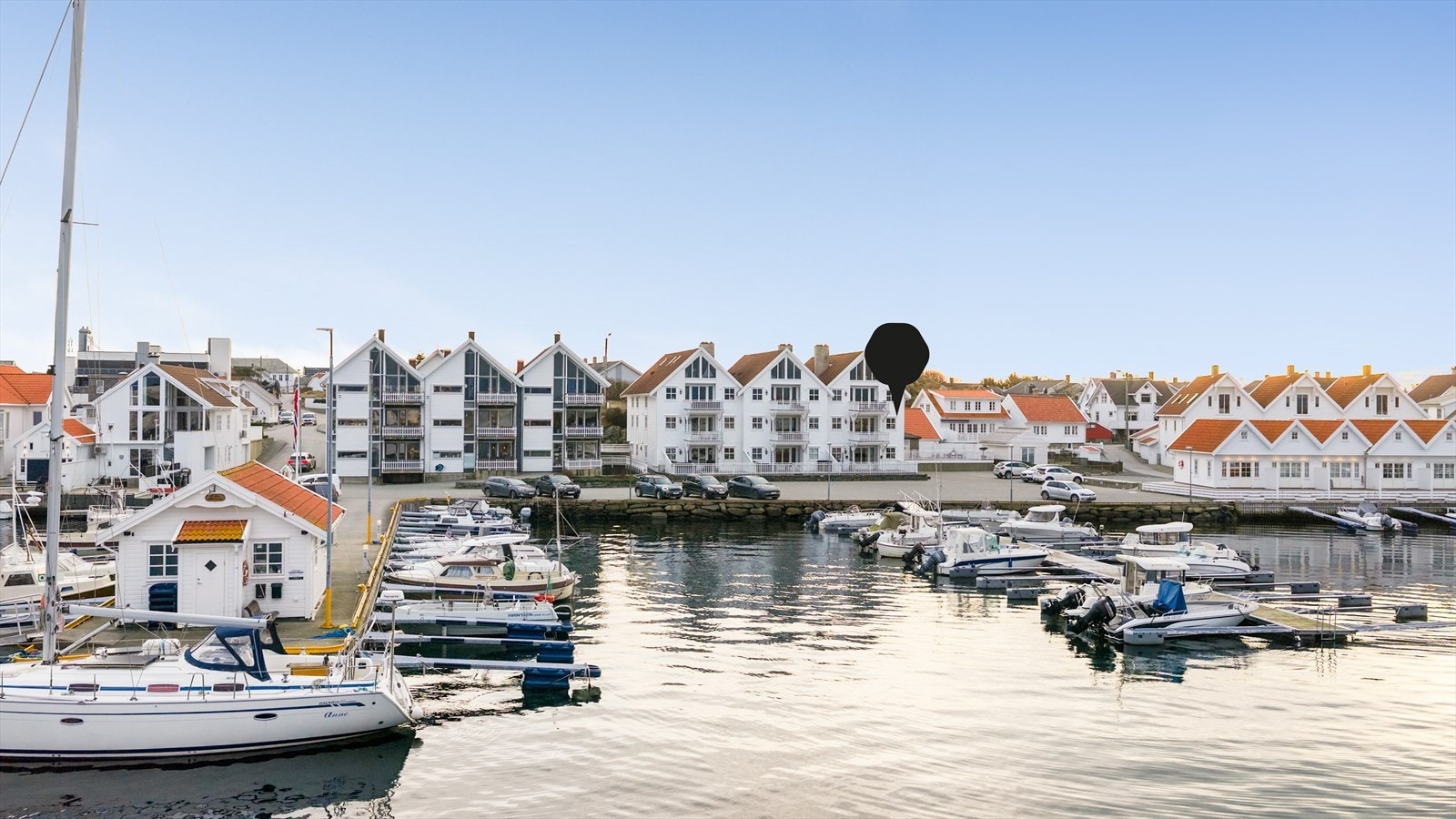 Leiligheten har bruksrett til egen parkering på felles gårdsplass - parkeringsplassen er merket med "F" Galleribilde