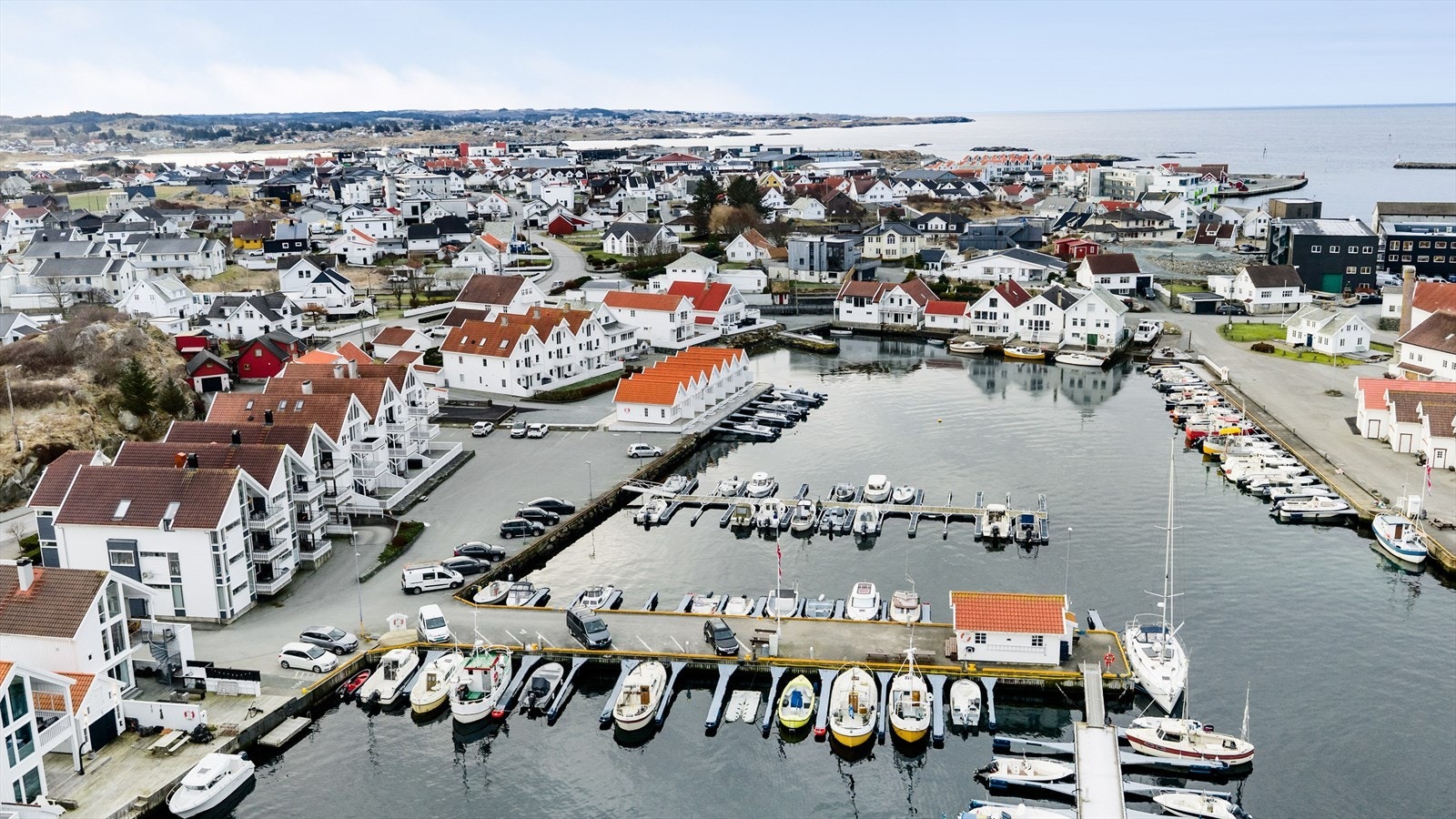 Herfra er det gangavstand til det aller meste byen kan tilby som bl.a barnehage, barne- og ungdomsskole, flott idrettsanlegg, idylliske Åkrasanden, kjøpesenter, herlige turområder og sentrum med dens fasiliteter Galleribilde