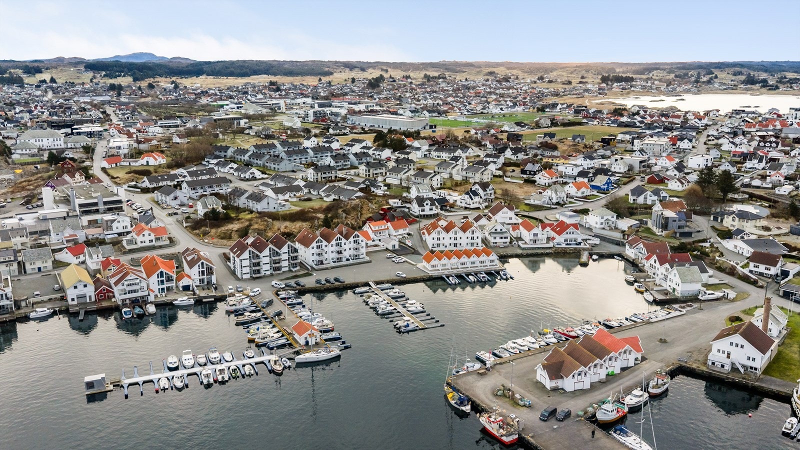 Boligen har en sentral og attraktiv beliggenhet like ved sjøen i Åkrehamn Galleribilde