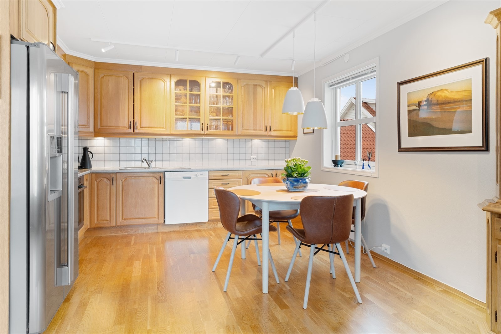 Leiligheten kan by på et pent kjøkken med god skap- og benkeplass Galleribilde