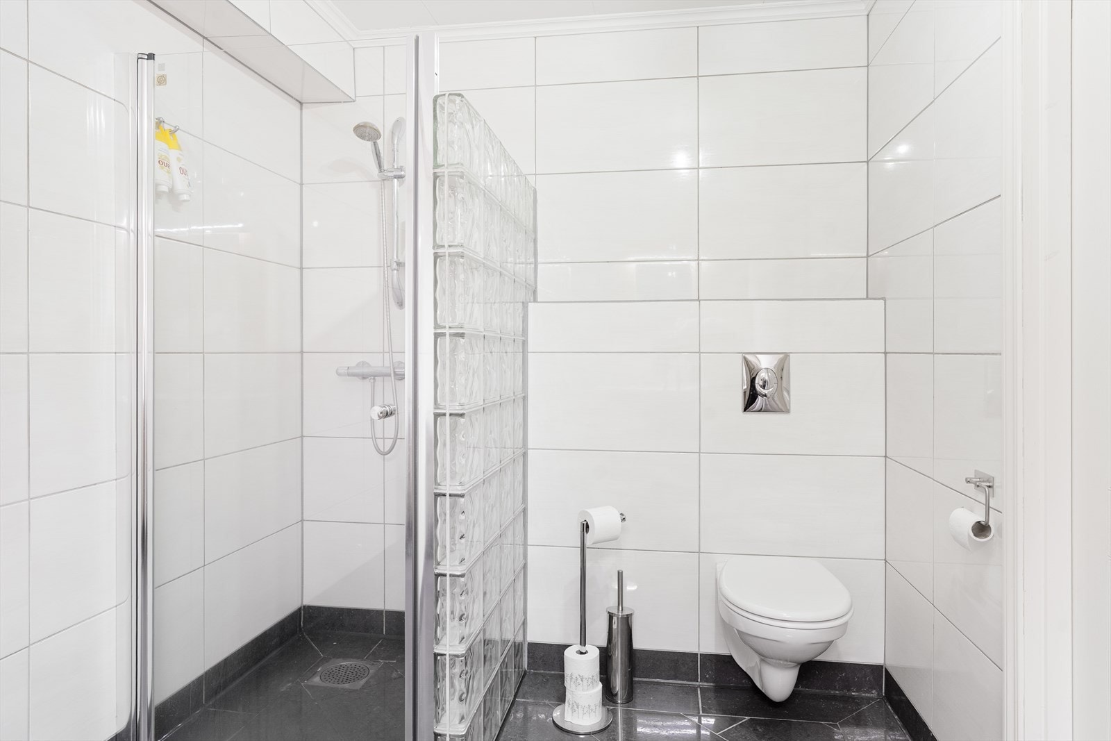 Flott, helfliset bad med elektriske varmekabler i gulvet Galleribilde