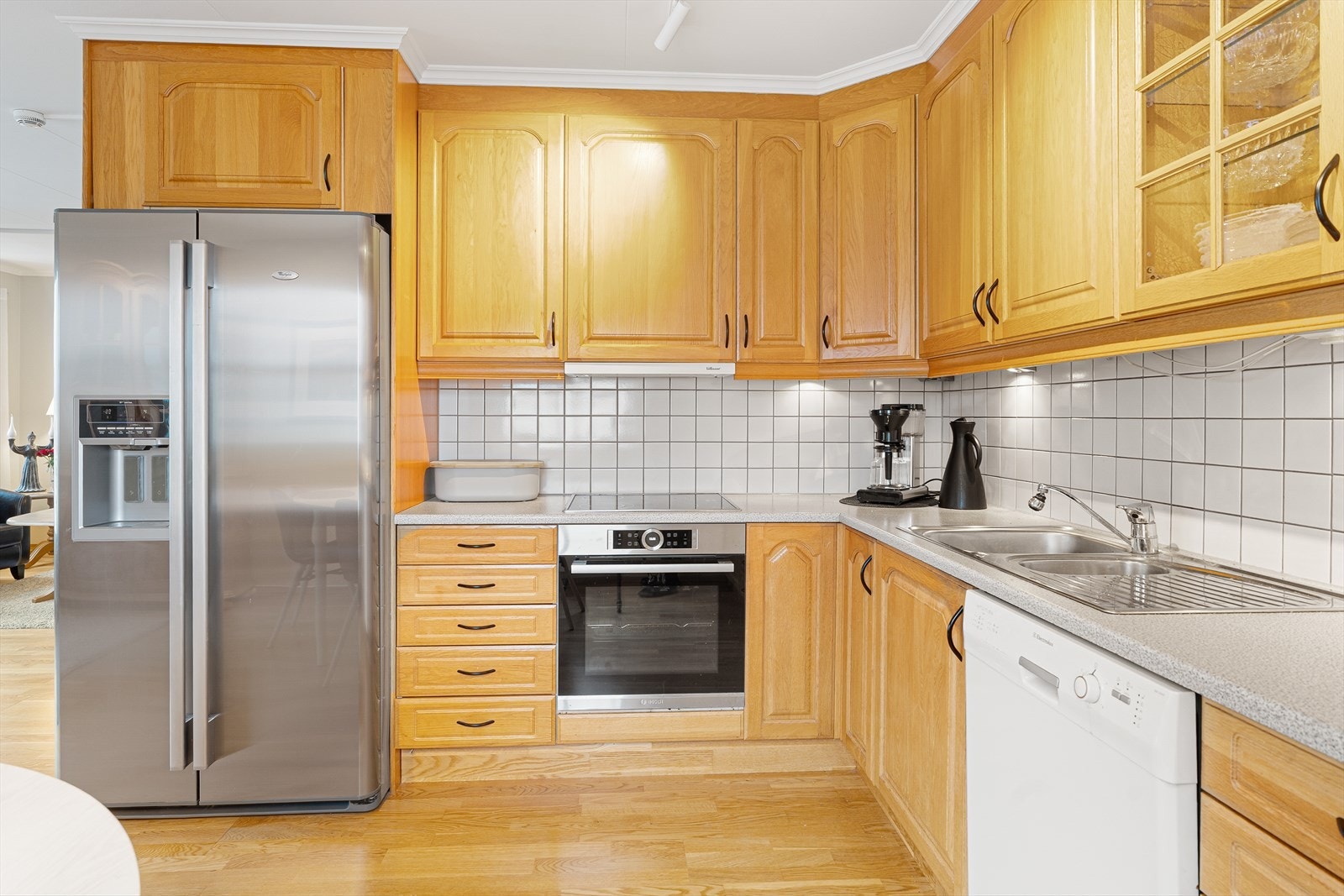 Kjøkkenet har innredning med profilerte fronter og laminat benkeplate - det er integrert platetopp og stekeovn, samt frittstående kjøl/fryseskap og oppvaskmaskin Galleribilde