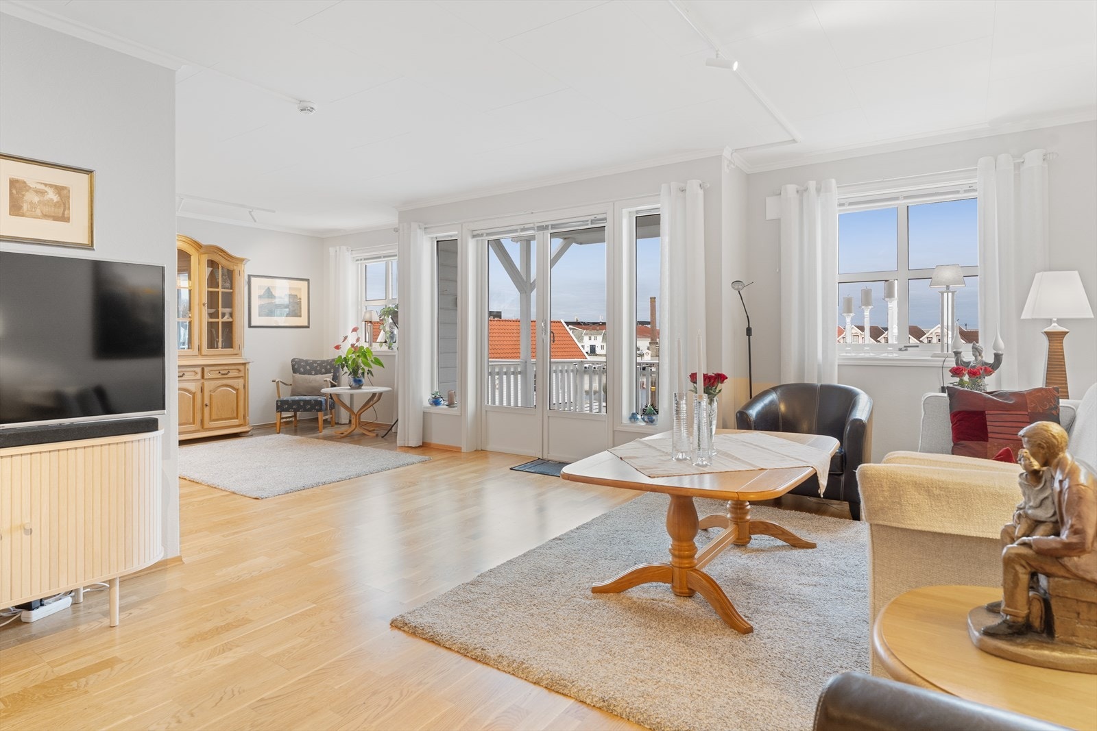 Store vindusflater sørger for masse naturlig dagslys Galleribilde