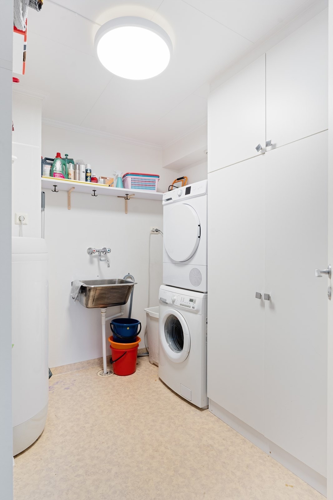 Det er også et praktisk og romslig vaskerom med belegg på gulvet (rommet er byggemeldt og godkjent som bod) Galleribilde