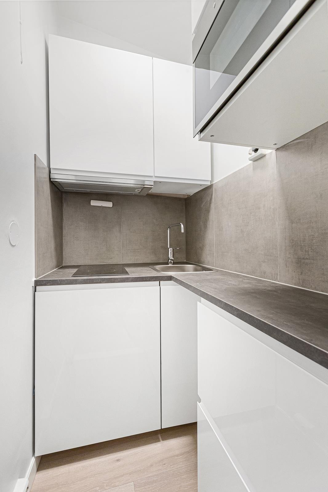 Hybel kjøleskap rett under ovnplaten Galleribilde