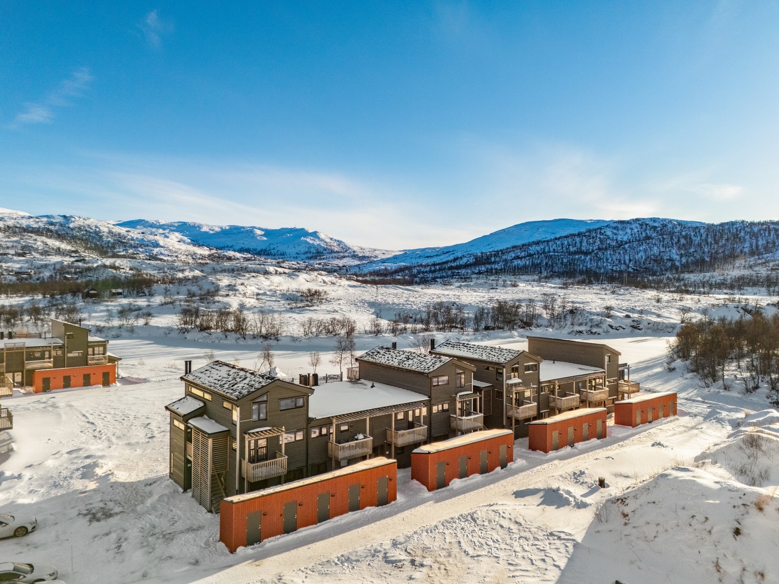 Leiligheten har utvendig bod og felles parkeringsplass utendørs Galleribilde