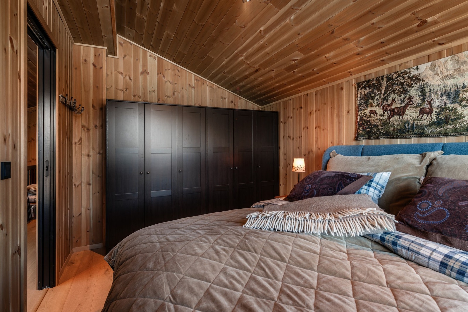 Soverommet har plass til garderobeskap Galleribilde