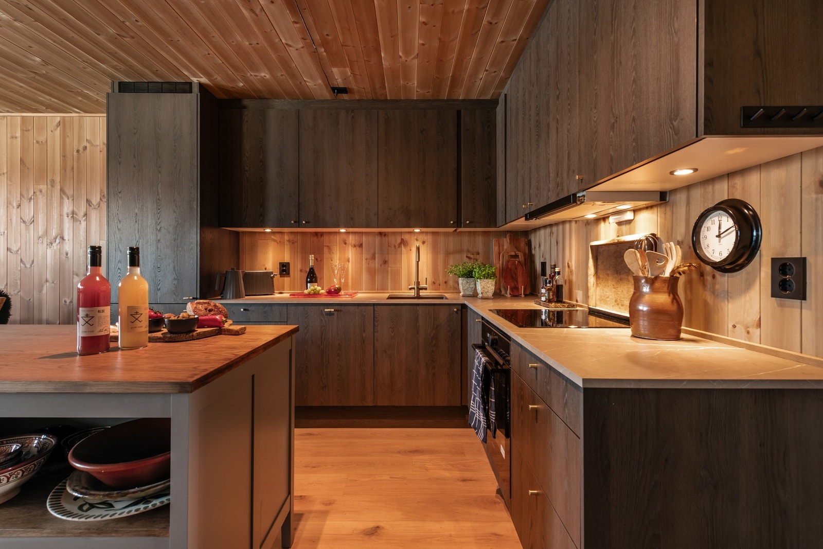 Kjøkkenet er utstyrt med oppvaskmaskin, kombiskap (kjøl/frys), stekeovn og platetopp Galleribilde