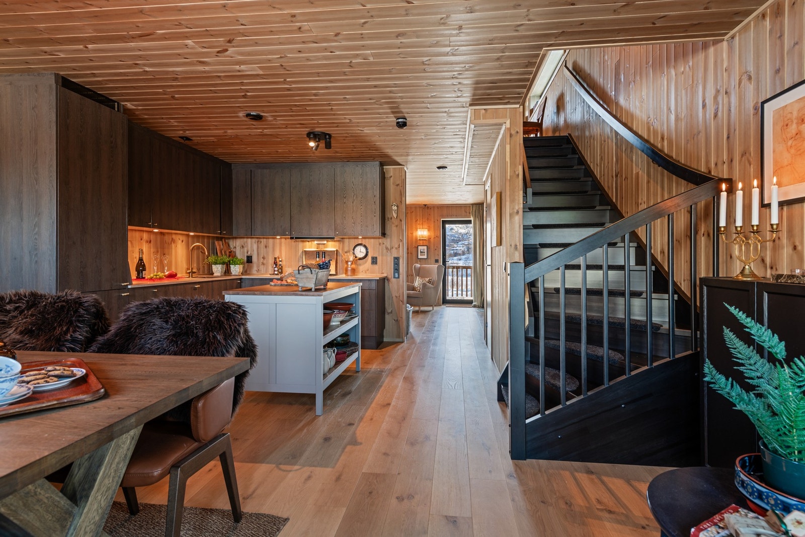 Fra kjøkken/spisestue går trappen videre opp til 3. etasje, med wc-rom, hall og tre soverom Galleribilde