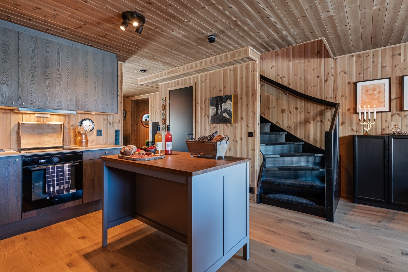 Fra kjøkken/spisestue går trappen videre opp til 3. etasje, med wc-rom, hall og tre soverom Galleribilde