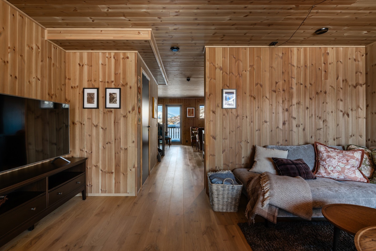 Leiligheten har en praktisk planløsning over to etasjer Galleribilde