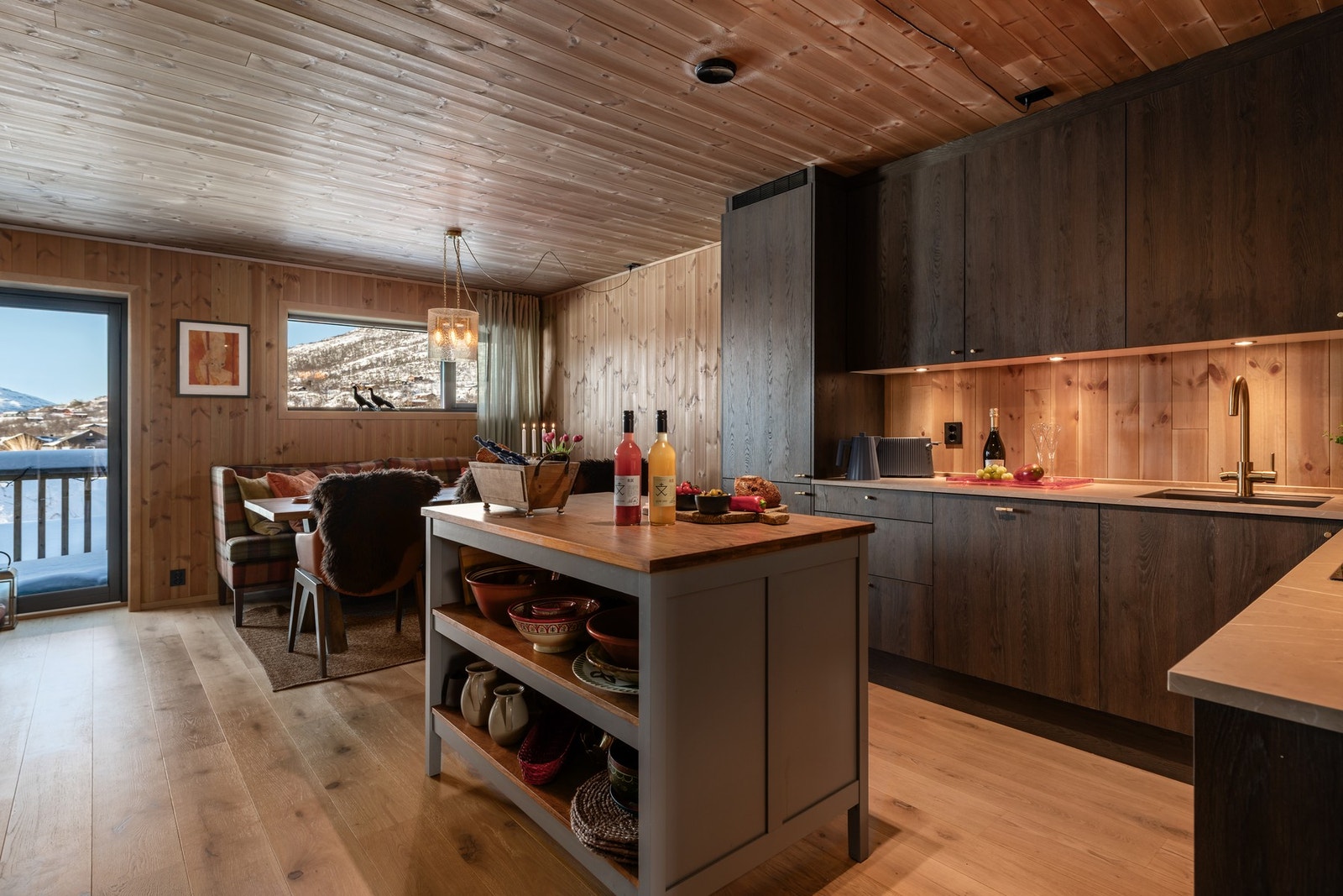 Lekkert kjøkken med slette fronter og benkeplate av kompaktlaminat Galleribilde