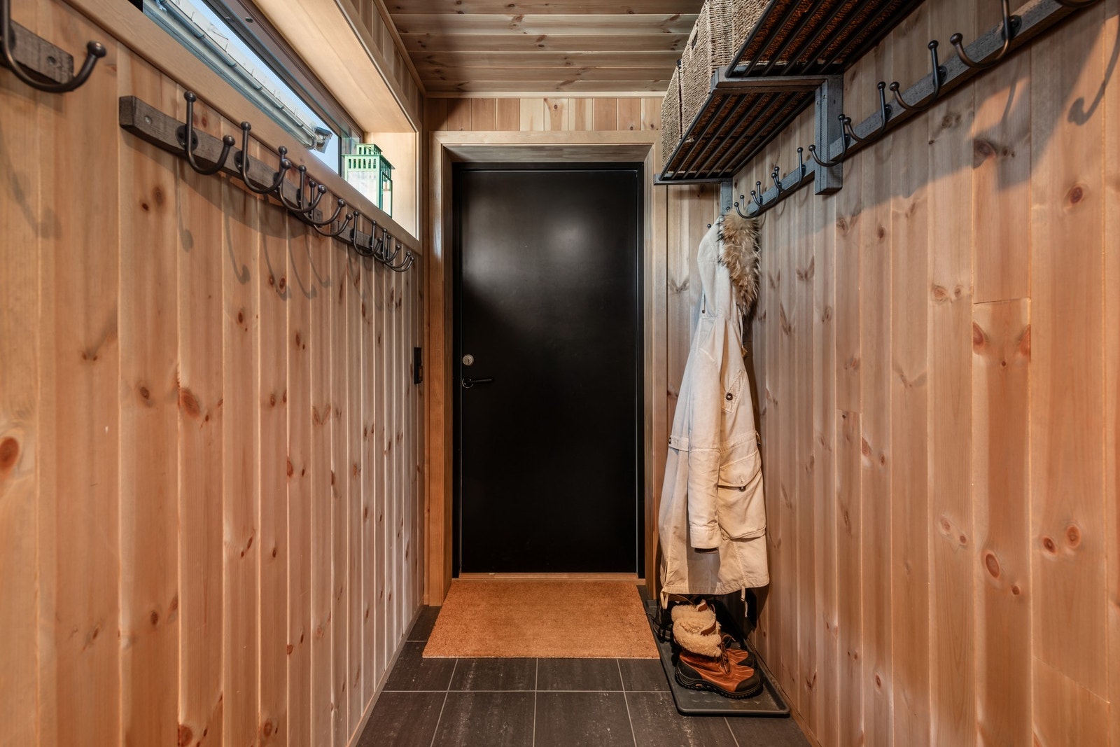 Her har man plass til å henge fra seg yttertøy Galleribilde