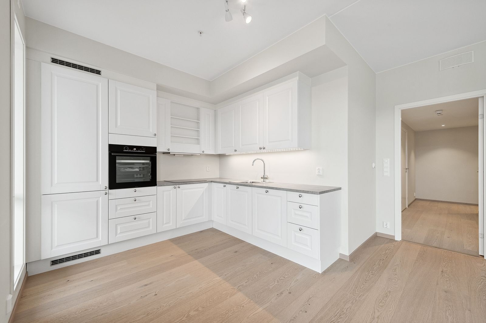 Kjøkken med integrerte hvitevarer Galleribilde