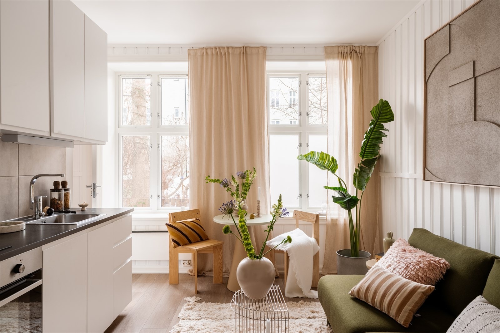 Herlig lysinnslipp fra de store vinduene. Galleribilde