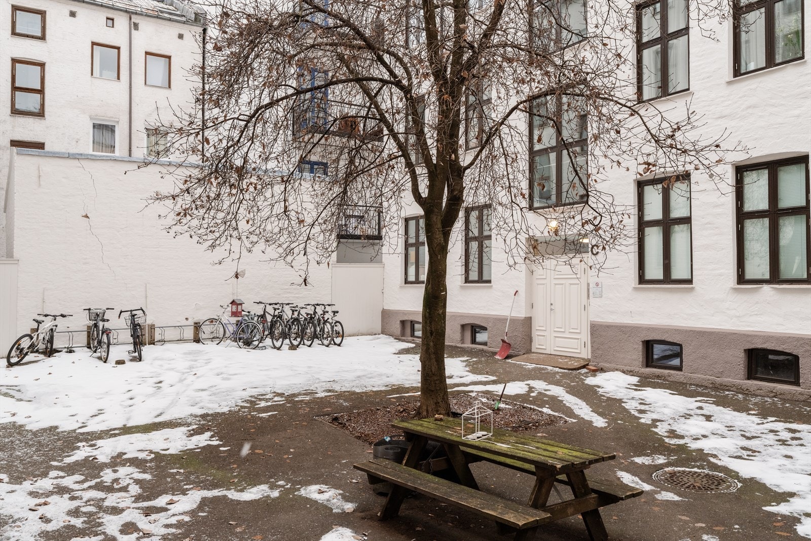 Skjermet bakgård med sittegruppe og sykkelparkering. Galleribilde