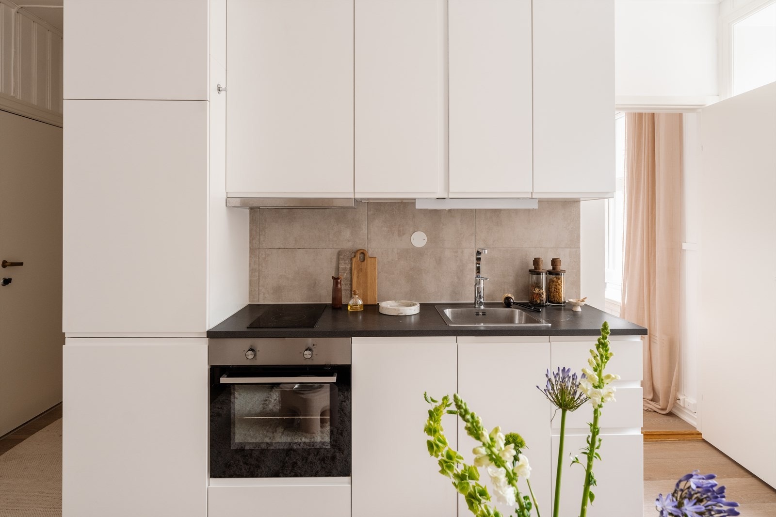 Integrert komfyr, oppvaskmaskin (smal type), kjøl/frys. Det er kjøkkenventilator med kullfilter. Galleribilde