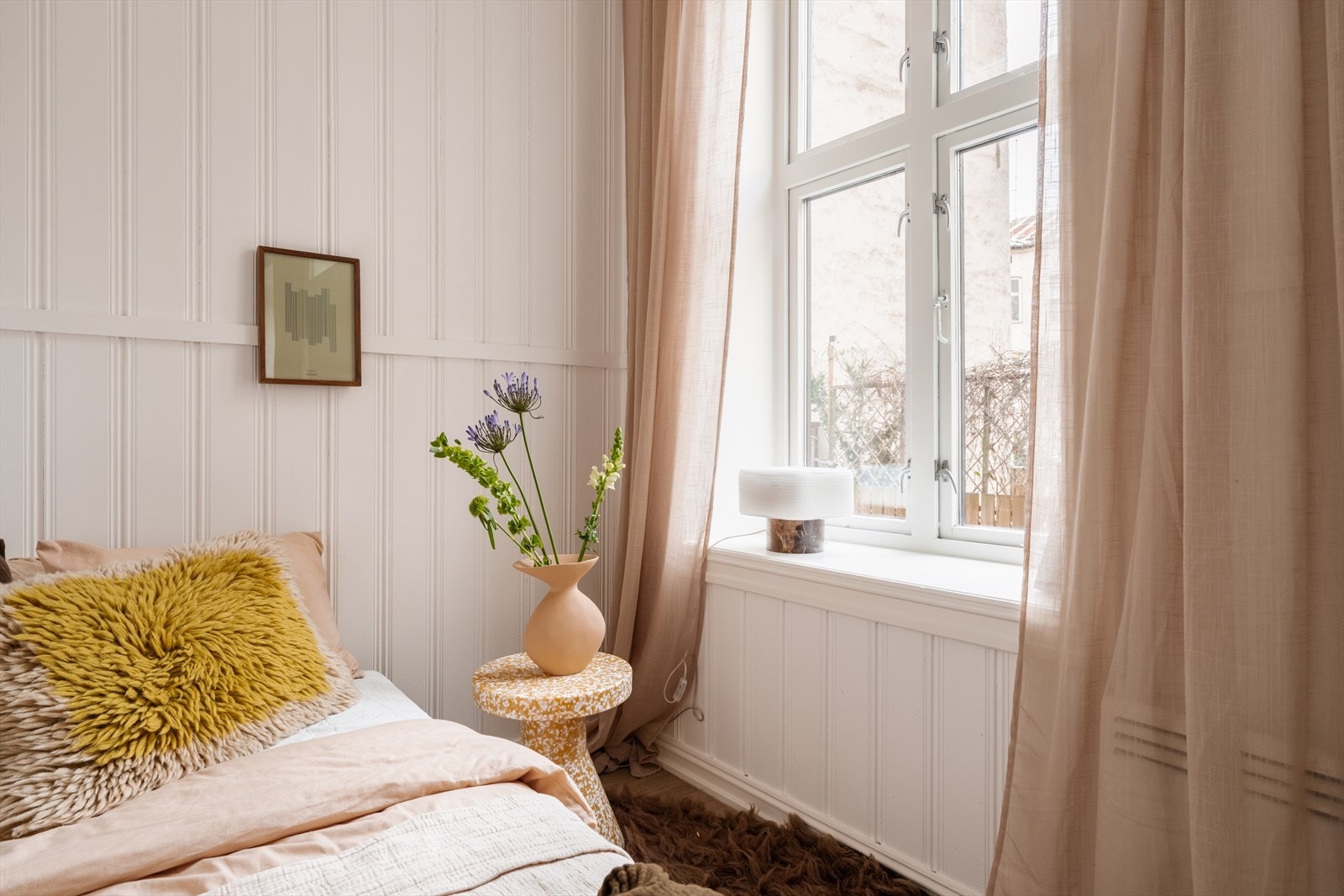 De lyse fine flatene er gjennomgående for leiligheten. Galleribilde