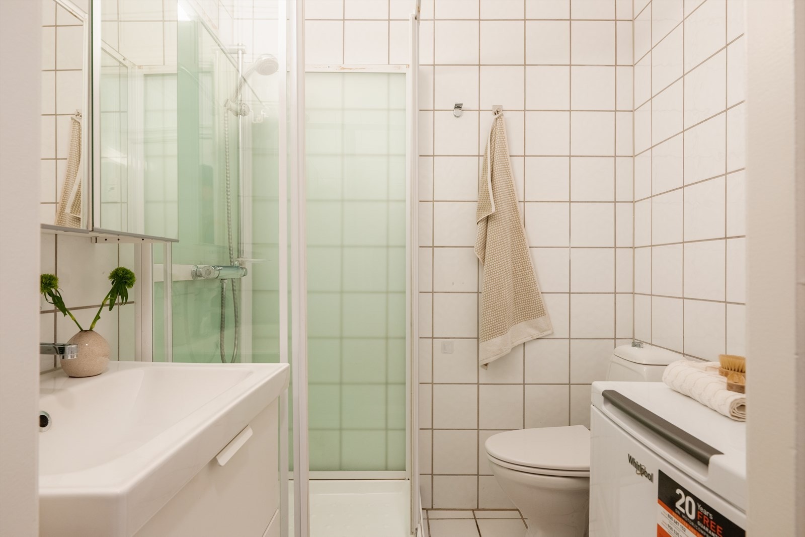 Flislagt bad/wc med opplegg for vaskemaskin. Galleribilde