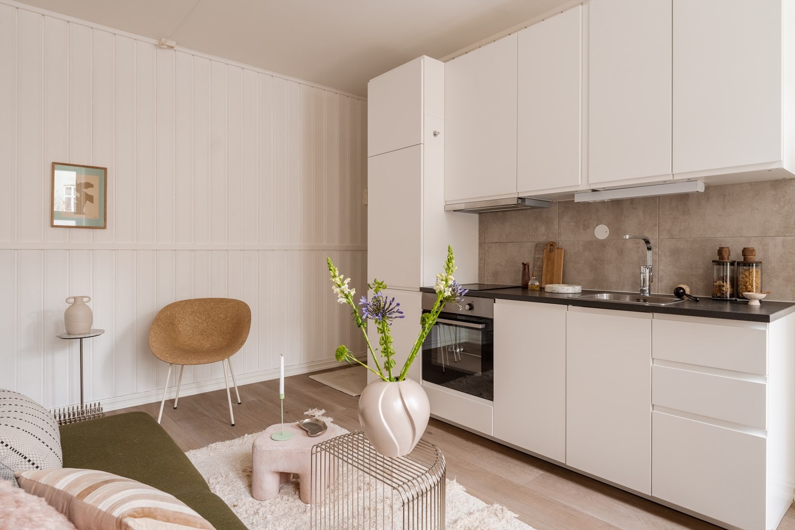 Stilrent kjøkken i åpent løsning med stuen. Galleribilde