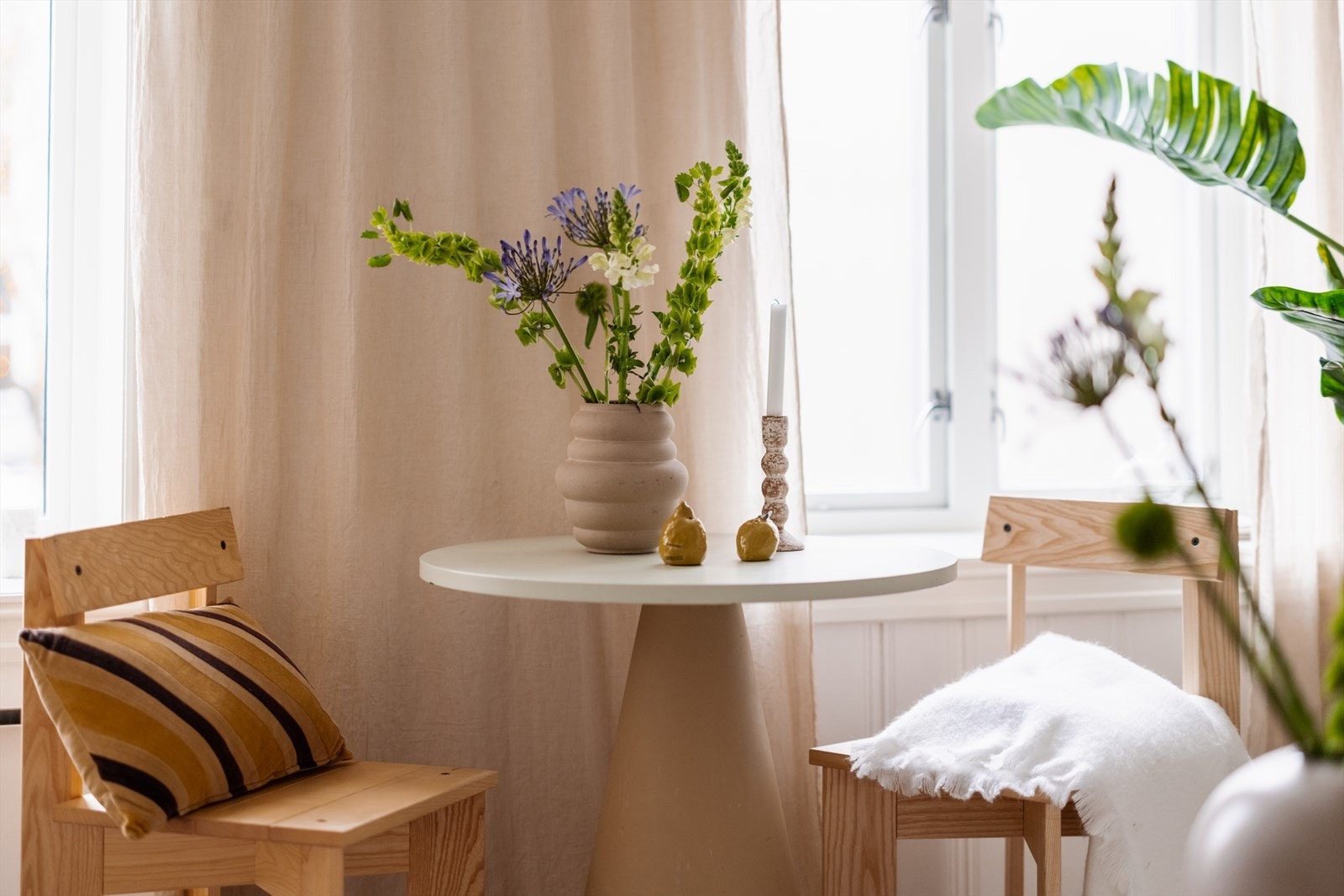 Dype karmer og svært god takhøyde gir leiligheten et klassisk preg. Galleribilde