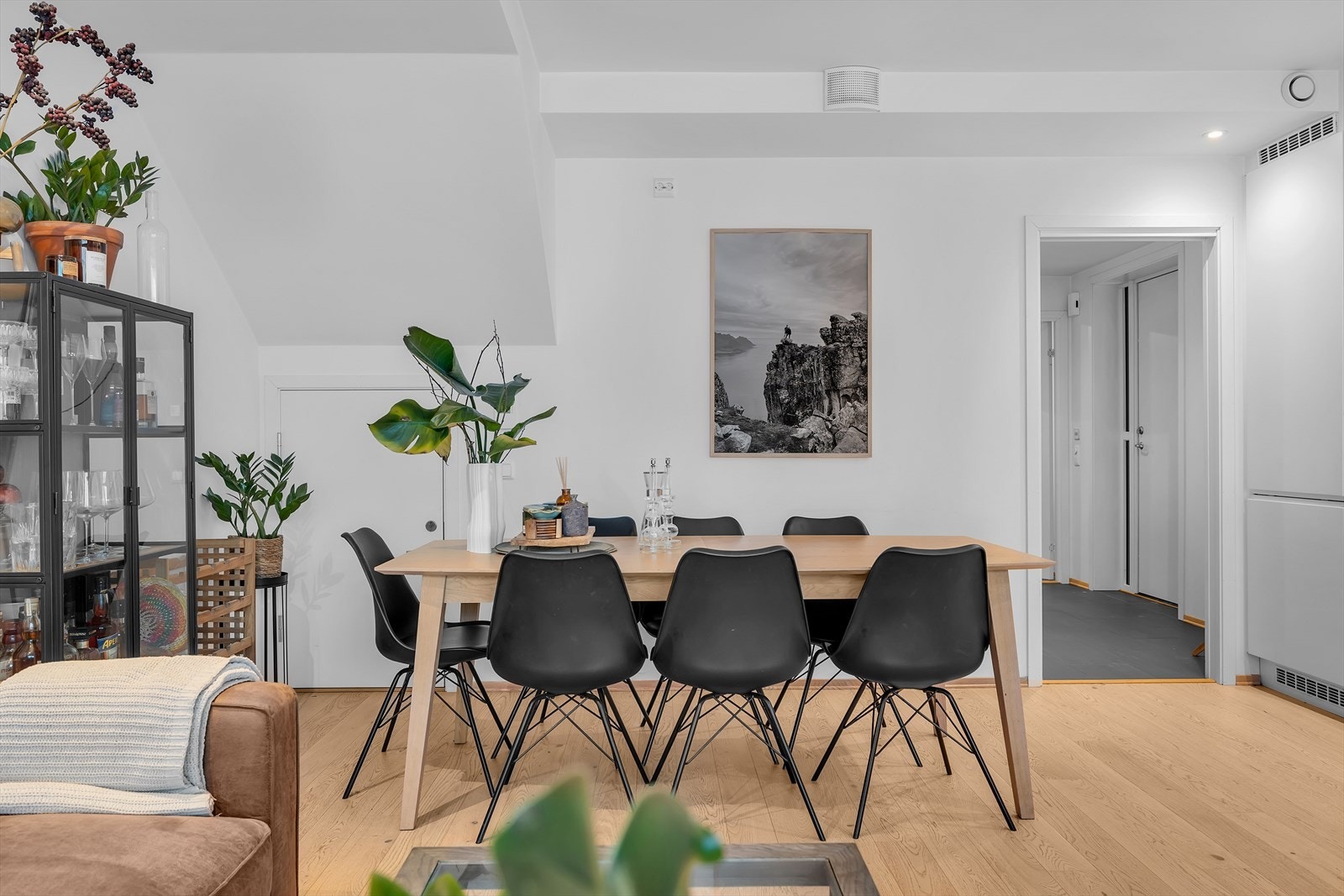 Knekott i stue for ekstra oppbevaring Galleribilde