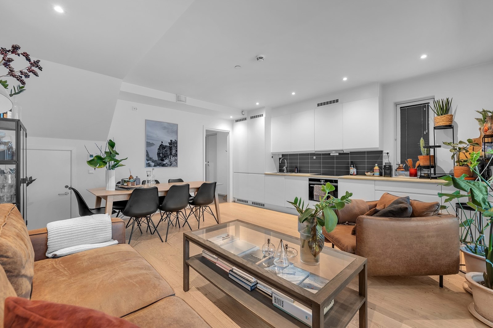 Stilren og innholdsrik 2-roms med fin beliggenhet Galleribilde