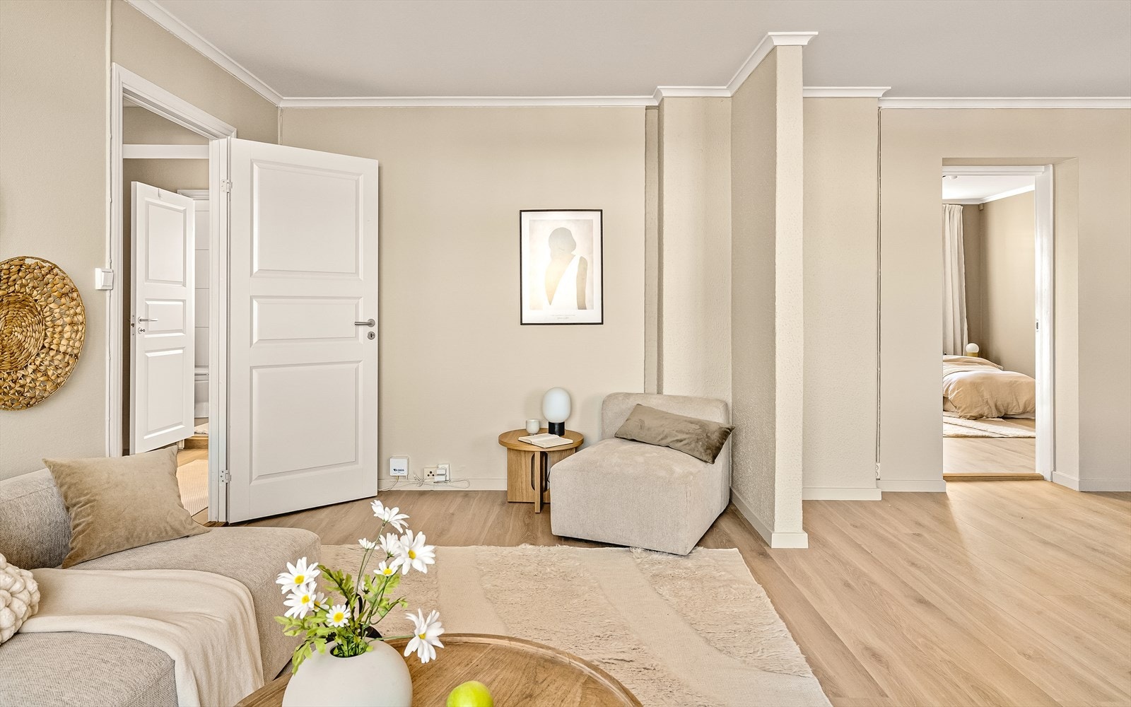 - Felleskostnadene ligger i dag på kr. 4 646,- per måned og inkluderer grunnpakke internett, forretningsførsel, felles byggforsikring, kommunale avgifter/eiendomsskatt, drift og vedlikehold i fellesareal - Galleribilde