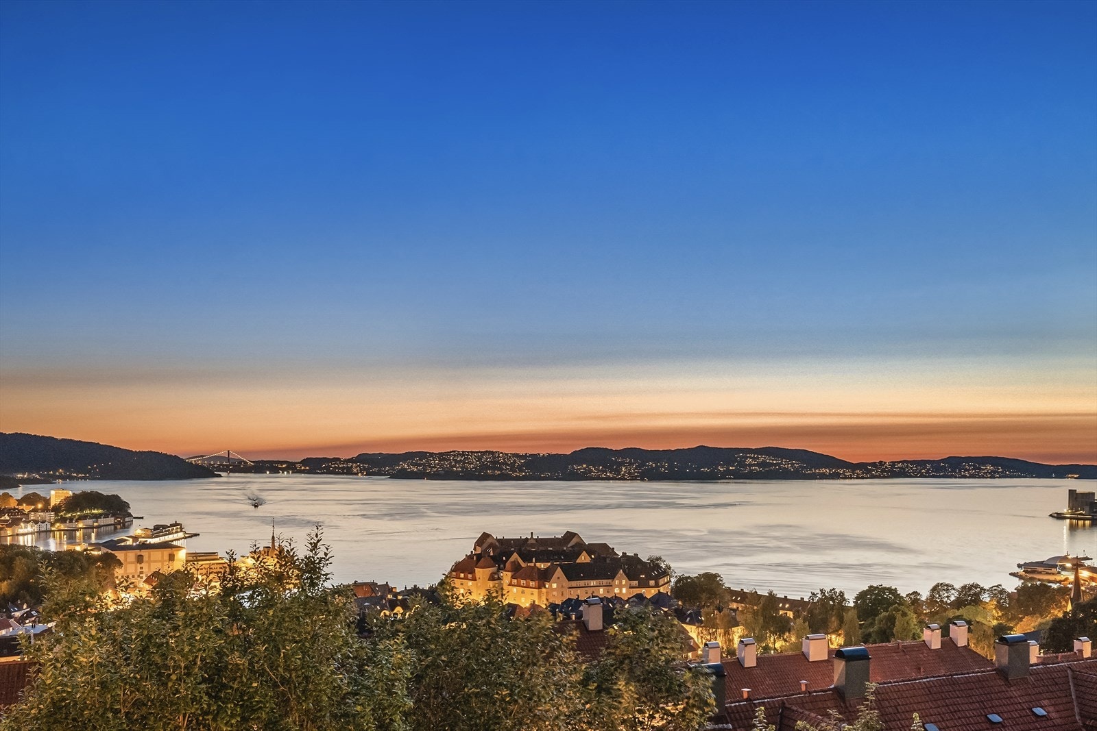 - Nydelige byfjorden på kveldstid - Galleribilde