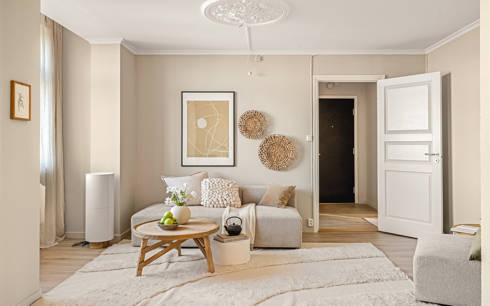 - Gjennomgående laminatgulv skaper et helhetlig og gjennomført uttrykk (med unntak av bad) - Galleribilde