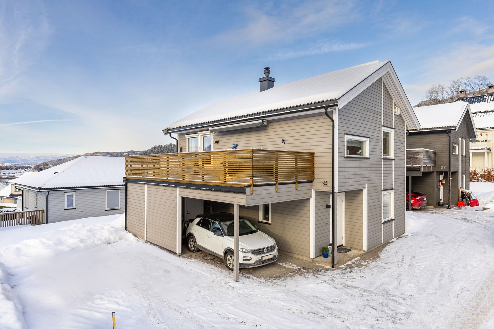 Bak carporten er det en sportsbod, og i tillegg til parkering i carport er det plass til biler i gårdsplassen. Galleribilde