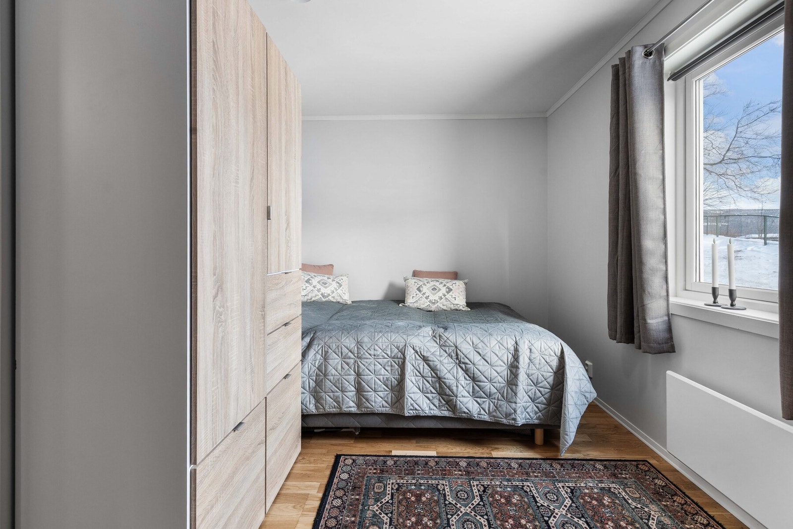 Alle soverom har parkett på gulv og malte veggflater. Galleribilde