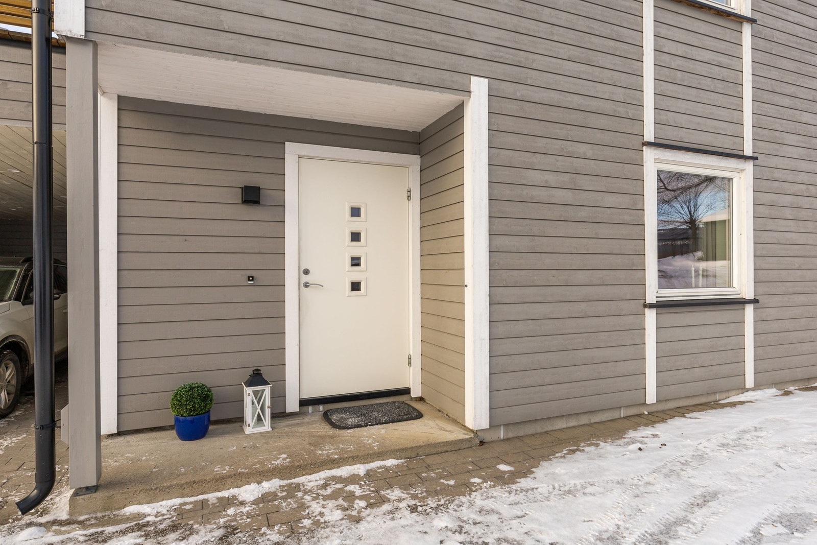 Boligen har et overbygd inngangsparti med adkomst rett ved carporten. Galleribilde