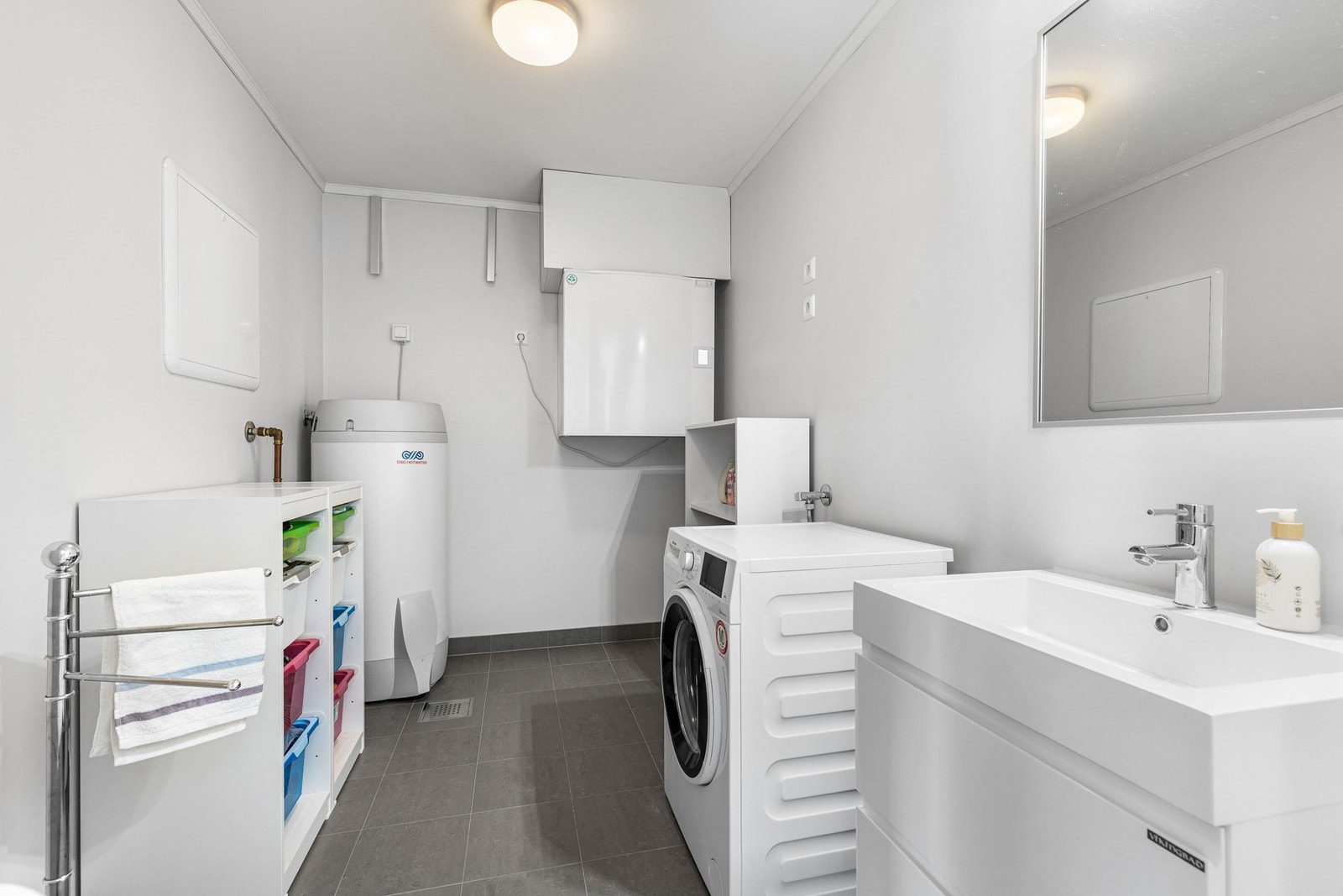 I andre etasje finner man bod/teknisk rom som er innredet som vaskerom/WC. Galleribilde