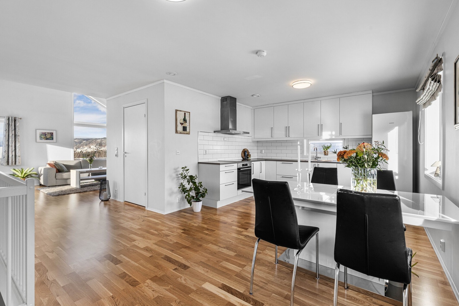 I boligens andre etasje er stue og kjøkken samlet i en sosial løsning, samtidig som rommene er noe tilbaketrukket fra hverandre. Galleribilde