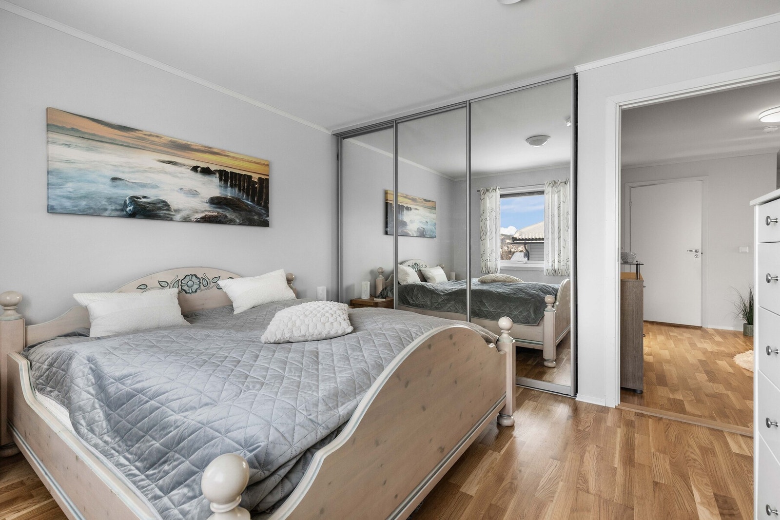 Hovedsoverommet har skyvedørsgarderobe med speilfronter. Galleribilde