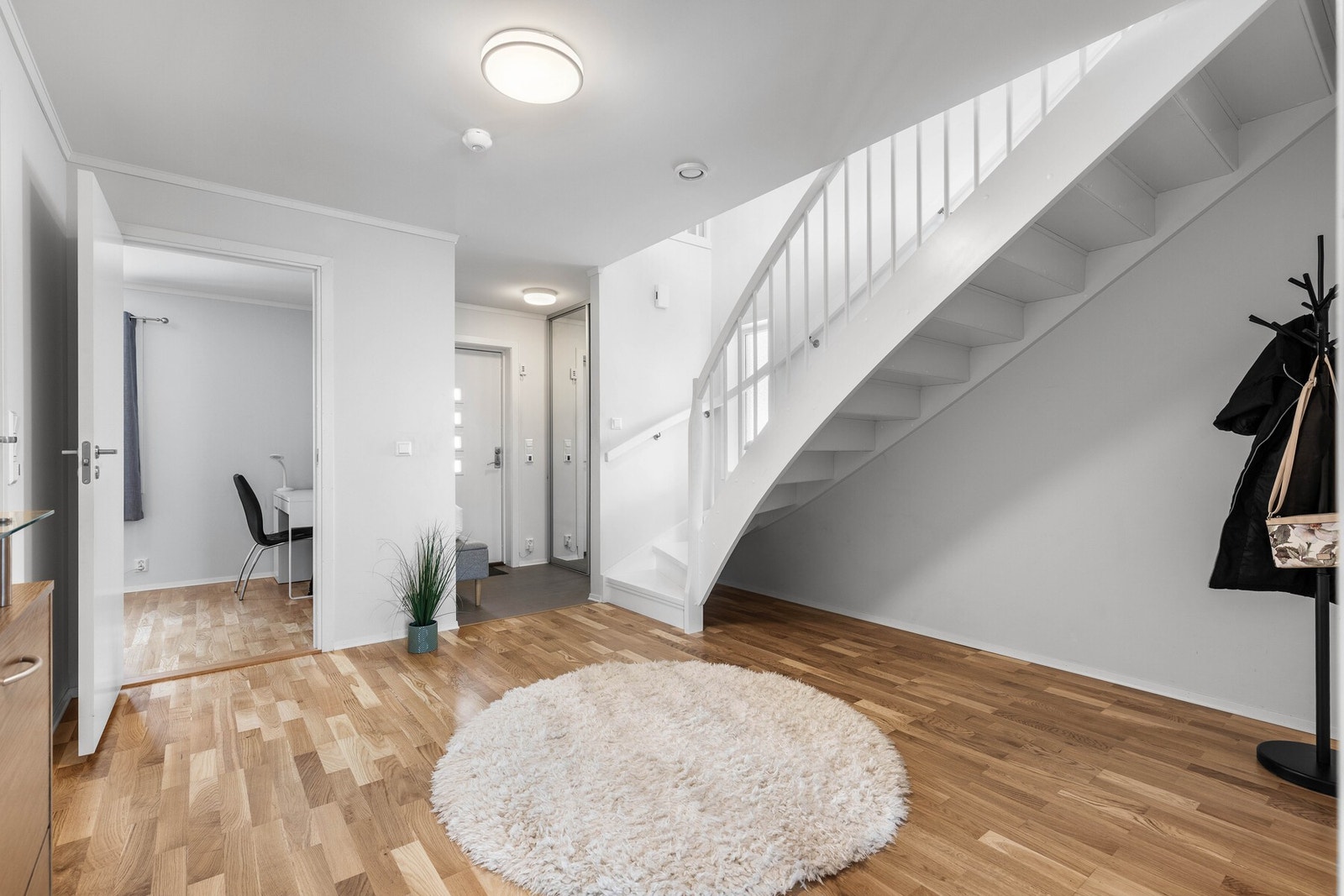 I første etasje er det en romslig hall med plass til diverse møblement. Galleribilde