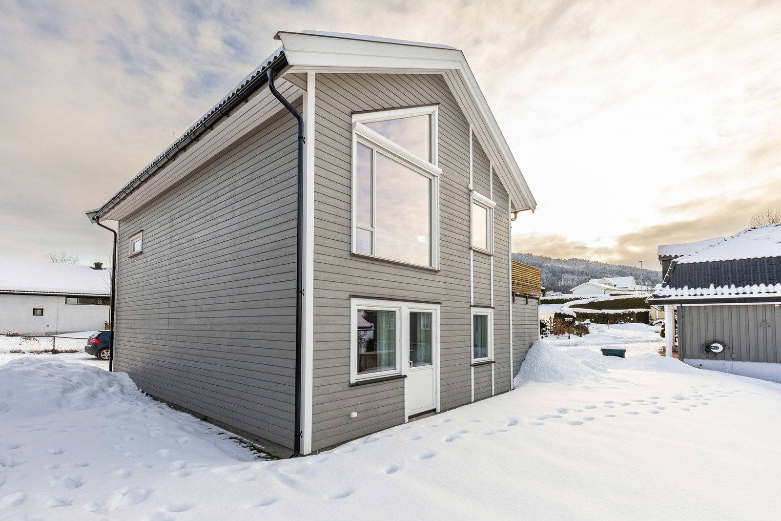 Det er montert screens på alle vinduer i stuen, inkludert terrassedør, og utvendig markise som dekker halve terrassen. Galleribilde