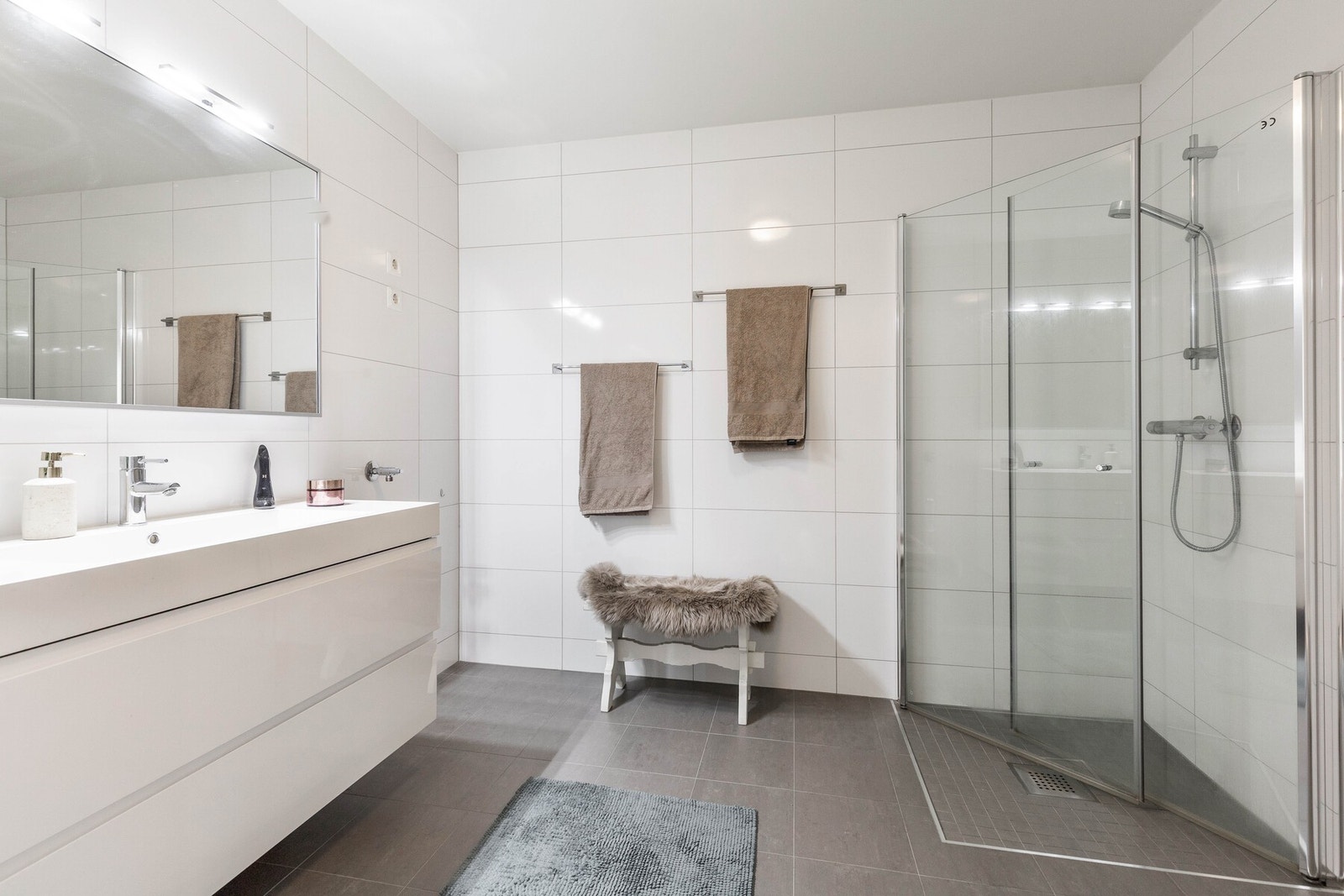 Boligen har ett bad samt et kombinert vaskerom/WC/bod. Galleribilde