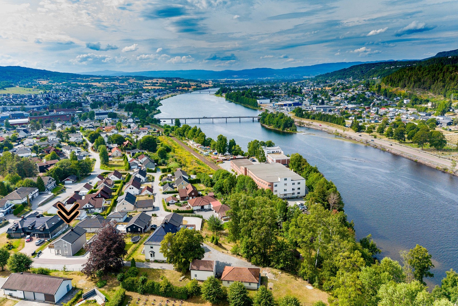 Området byr på offentlig kommunikasjon i form av buss og tog. Nærmeste holdeplass ligger bare noen 100 meter fra boligen. Galleribilde