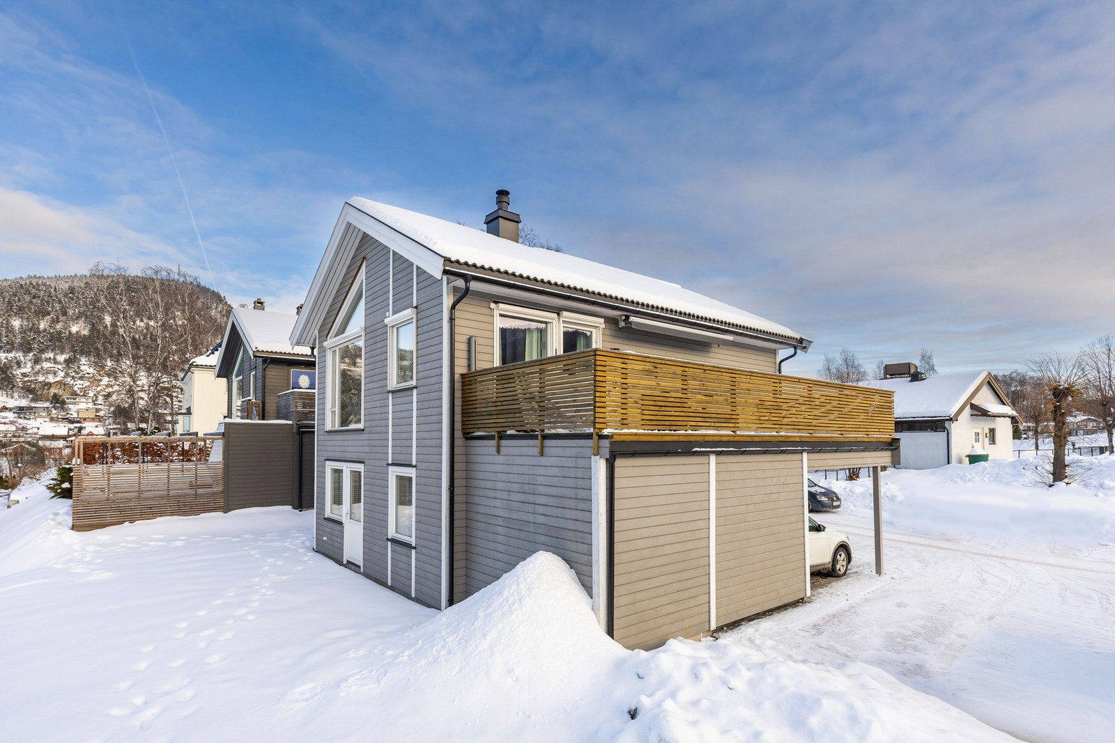 Eiendommen ligger i et rolig og veletablert boligområde uten gjennomgangstrafikk - et trygt og ideelt sted for barnefamilier. Galleribilde