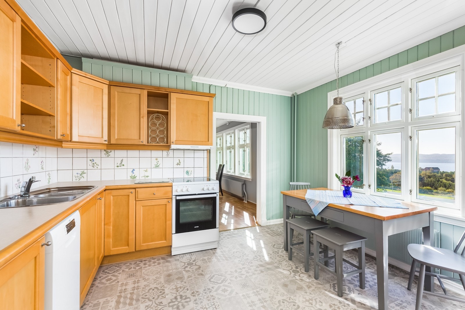 Kjøkkenet har plass til frokostbord. Galleribilde