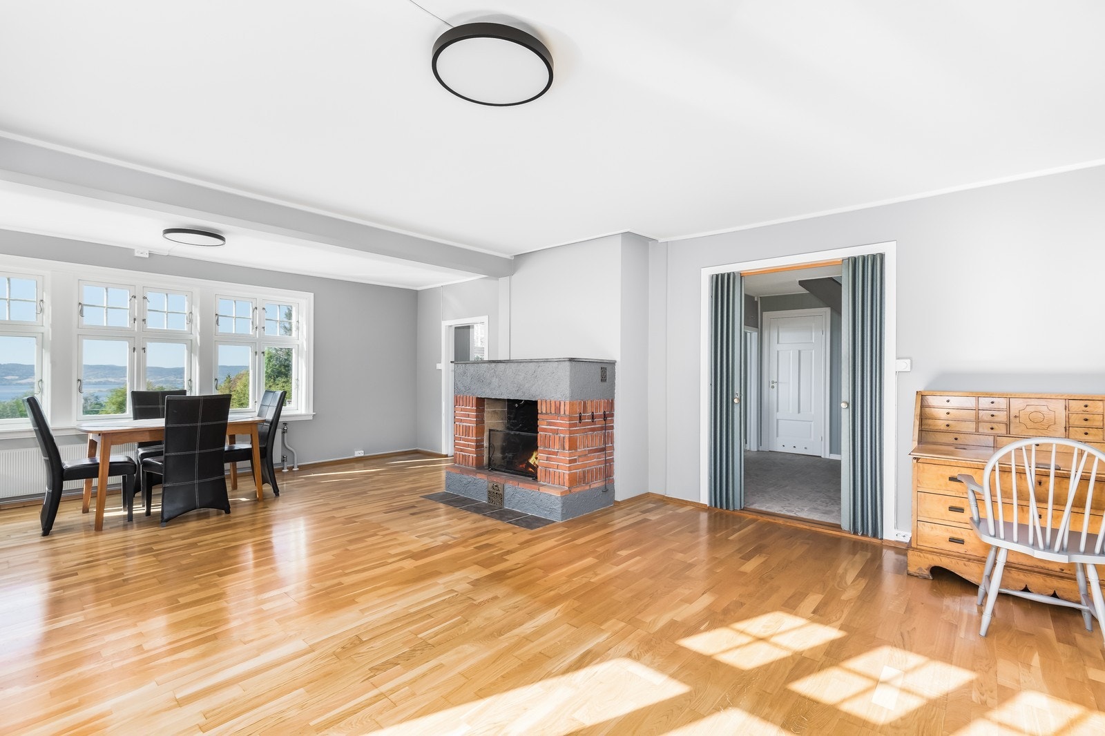 Stuen fremstår som lys og romslig. Galleribilde