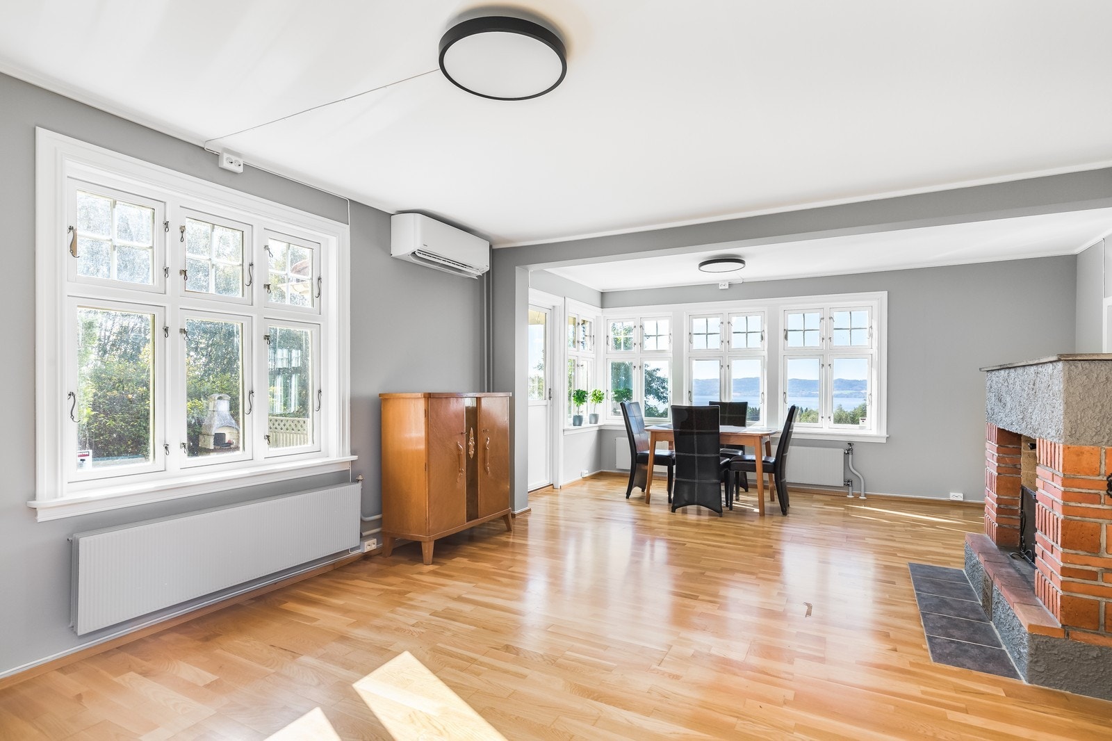 Stuen er utstyrt med både peisovn og varmepumpe. Galleribilde